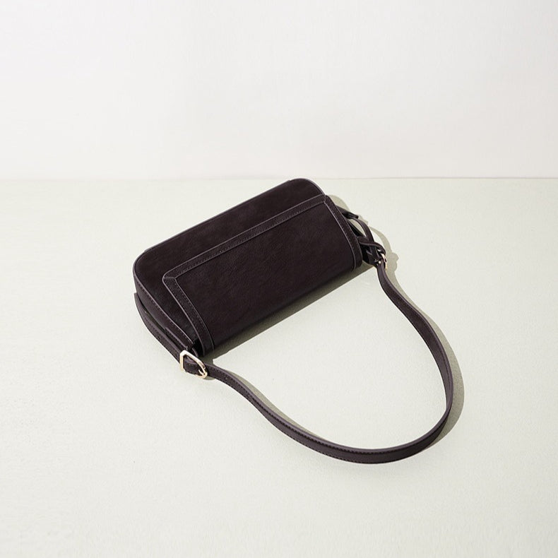 Bolso de hombro de piel con llavero charm