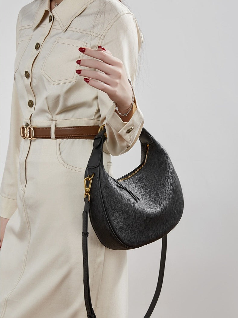 Bolso hobo de media luna en piel granulada