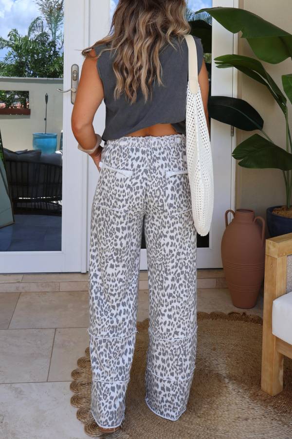 Pantalón fluido de leopardo en gris