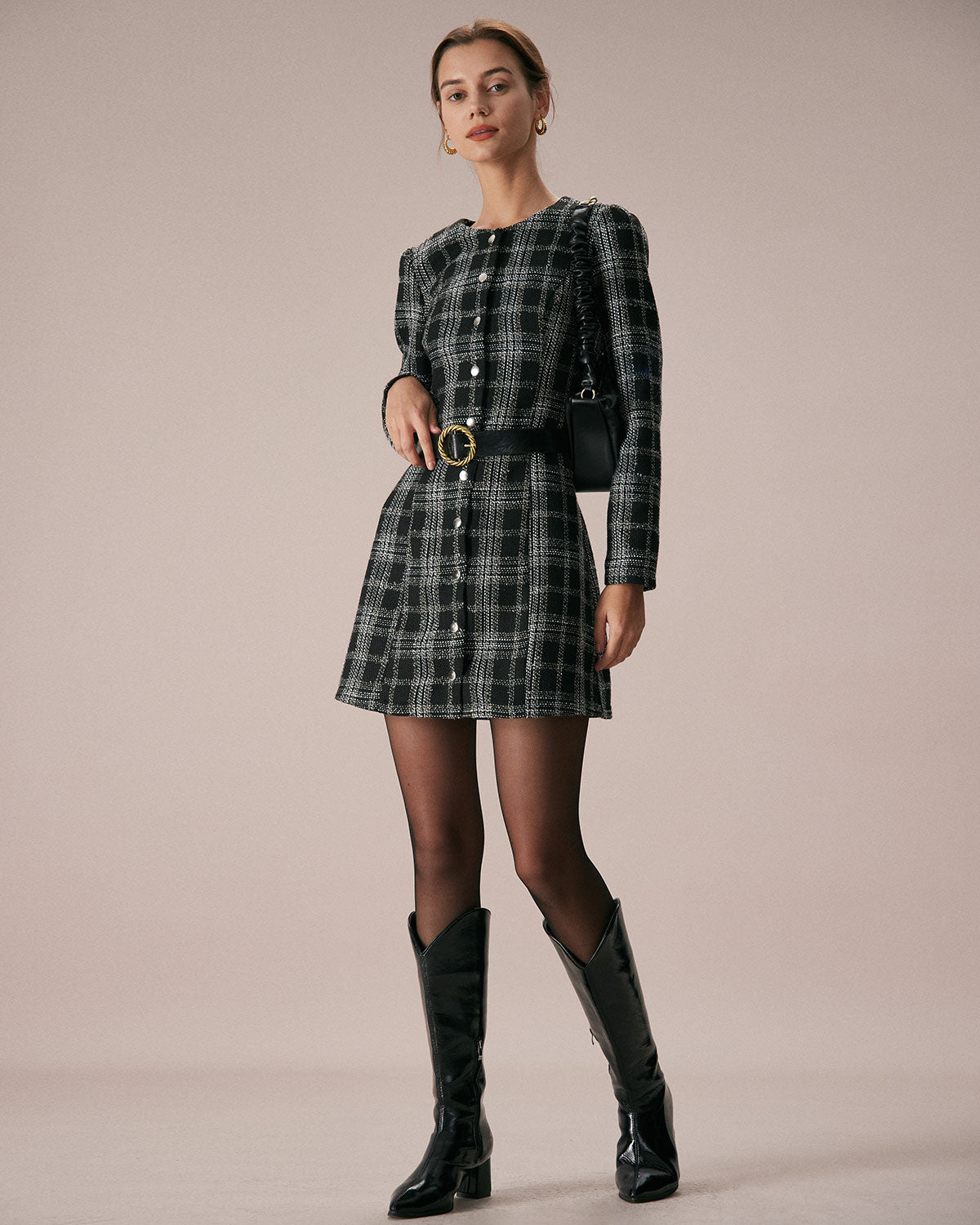 Vestido corto negro de cuadros con cuello redondo