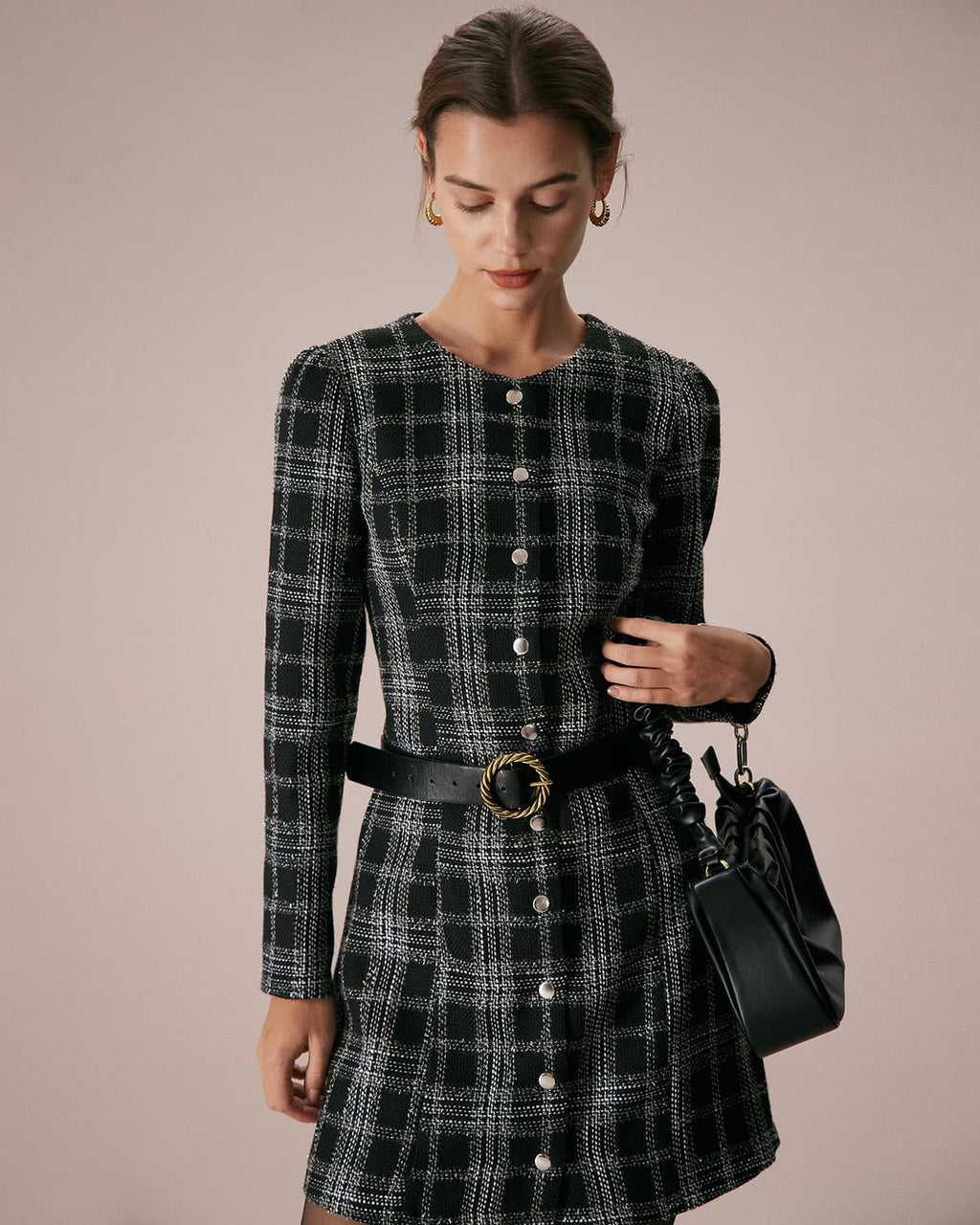 Vestido corto negro de cuadros con cuello redondo