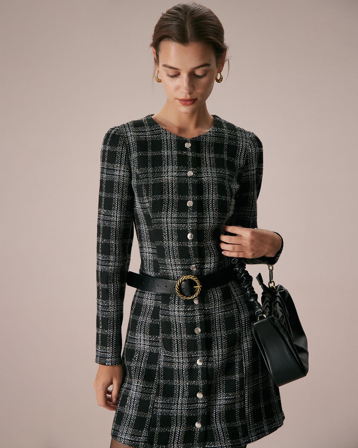 Vestido corto negro de cuadros con cuello redondo