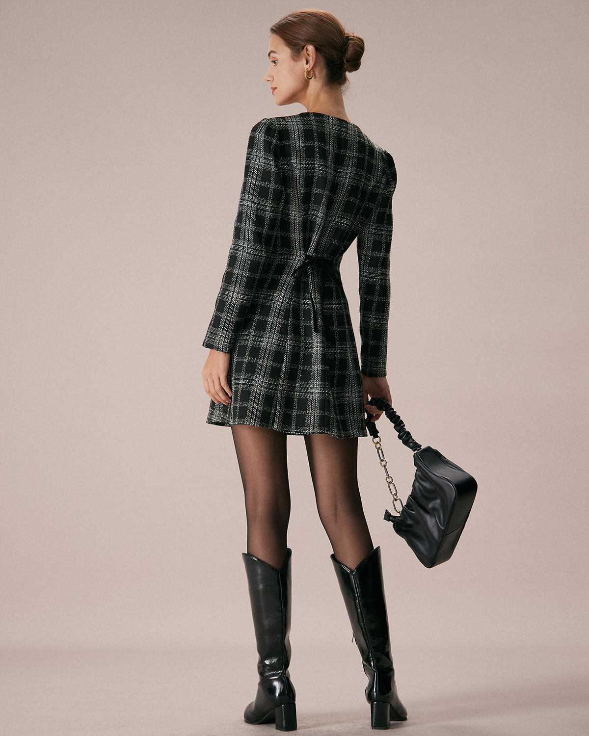 Vestido corto negro de cuadros con cuello redondo