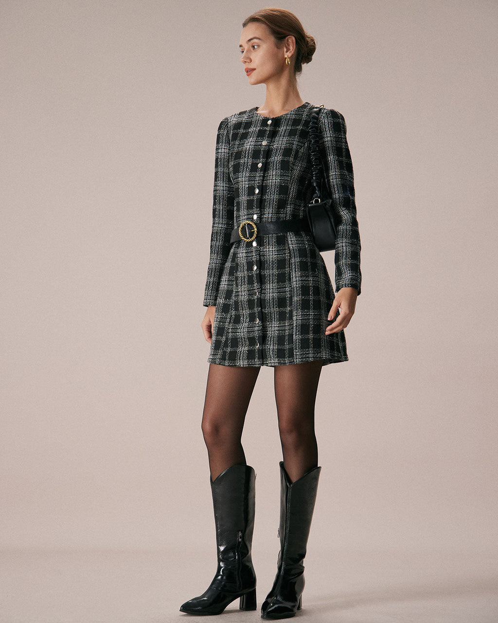 Vestido corto negro de cuadros con cuello redondo
