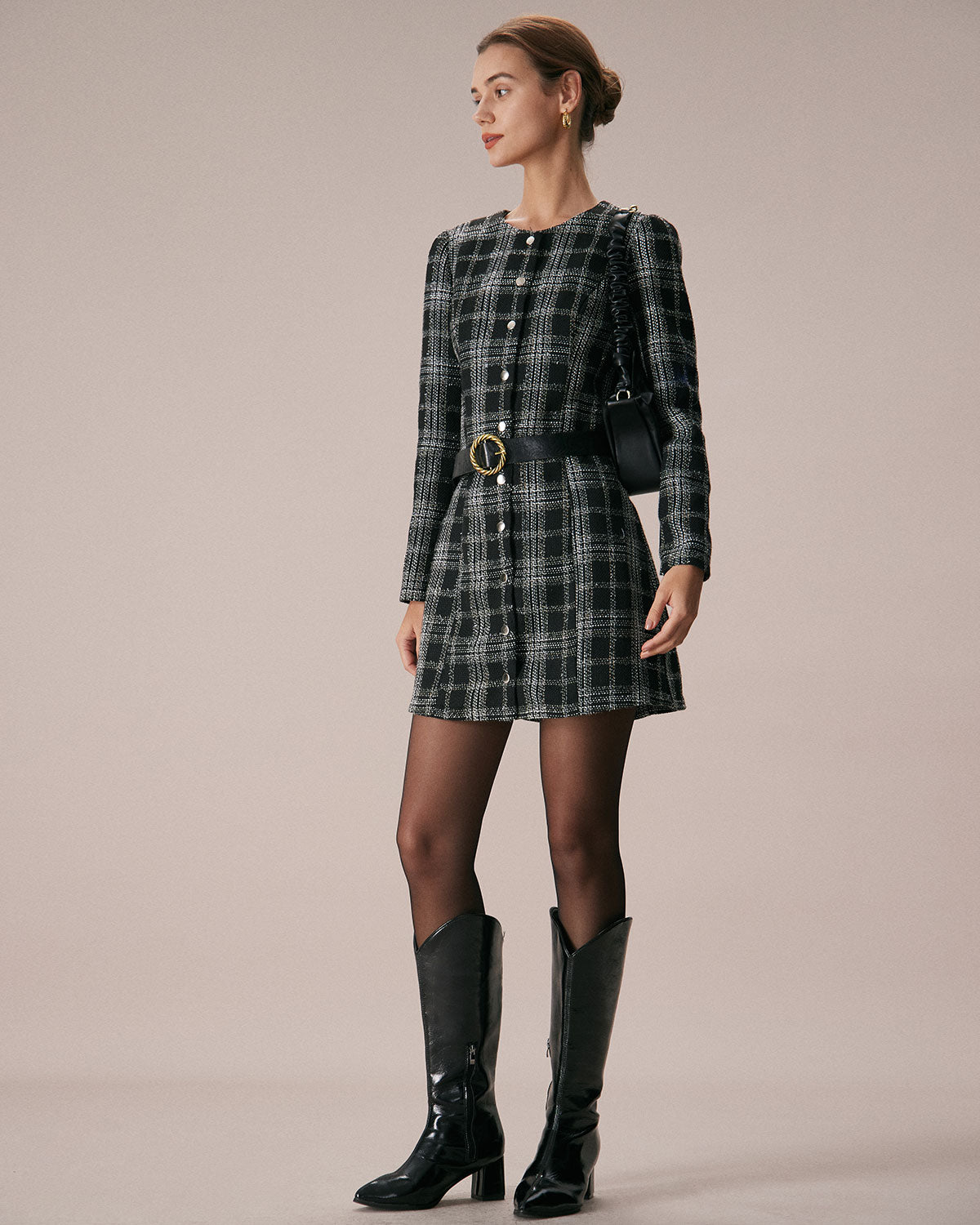 Vestido corto negro de cuadros con cuello redondo