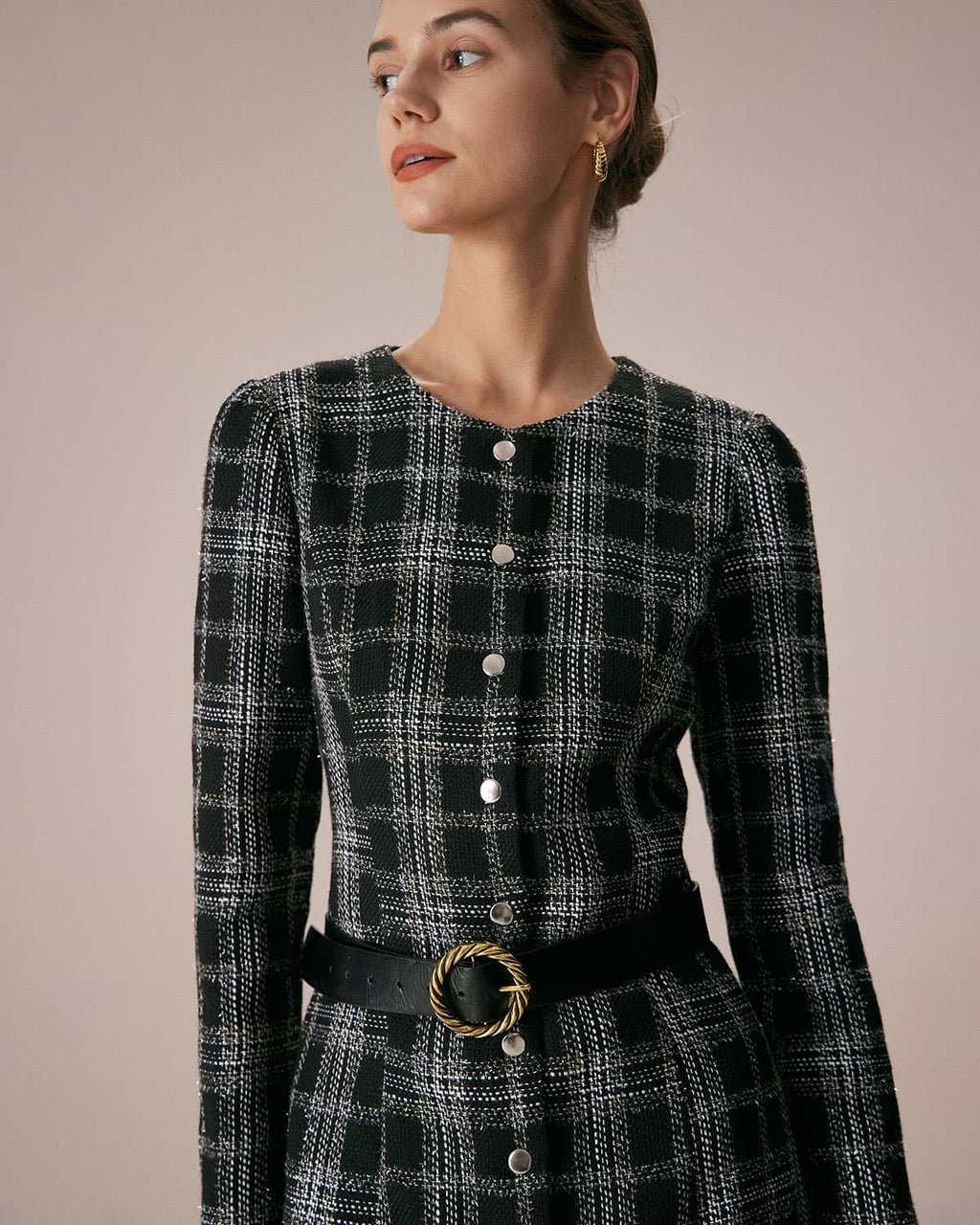 Vestido corto negro de cuadros con cuello redondo