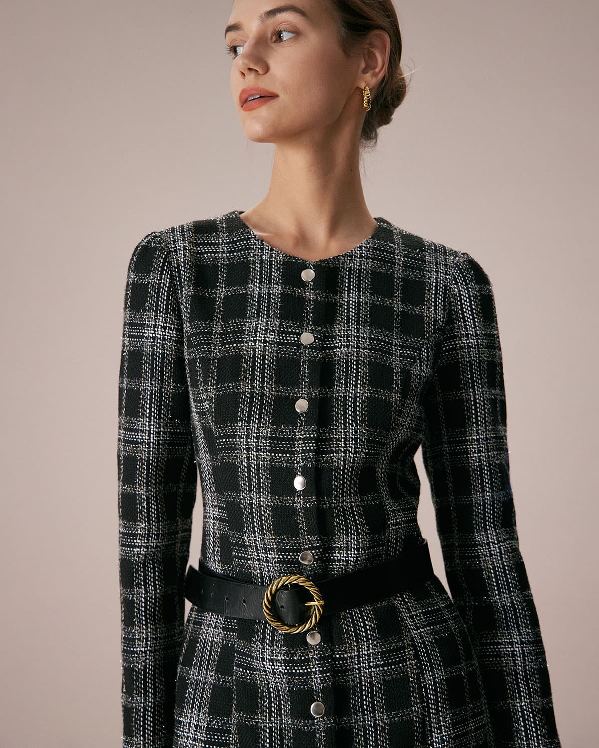 Vestido corto negro de cuadros con cuello redondo