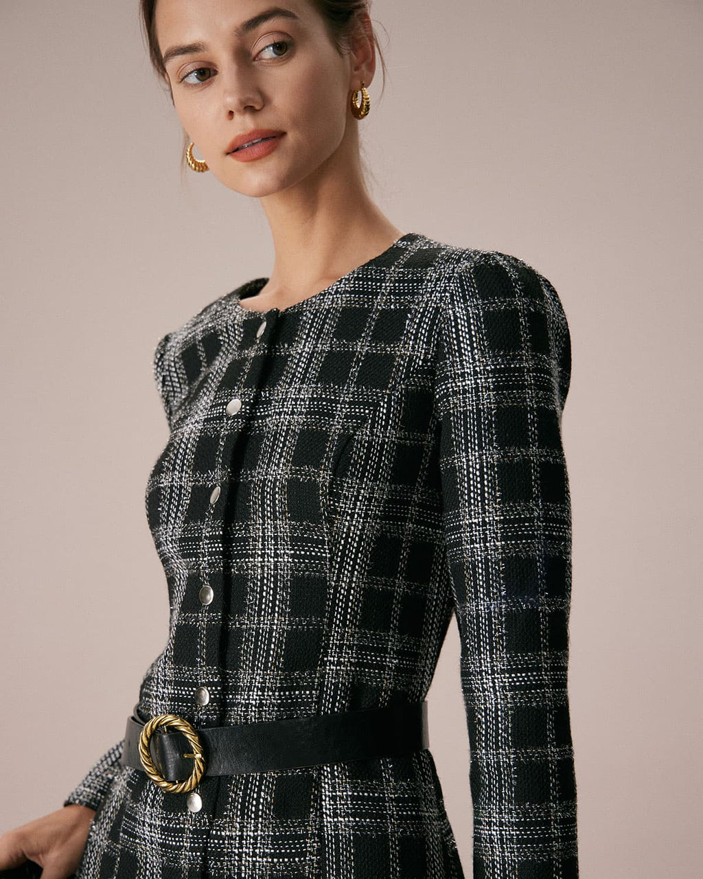 Vestido corto negro de cuadros con cuello redondo