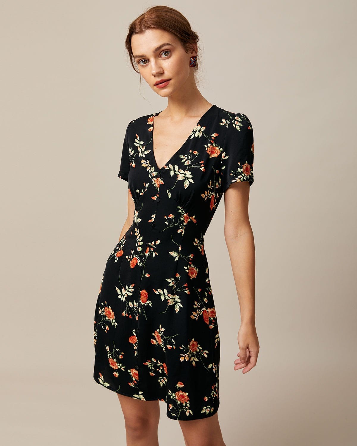 Vestido corto negro de flores con escote en V y botones