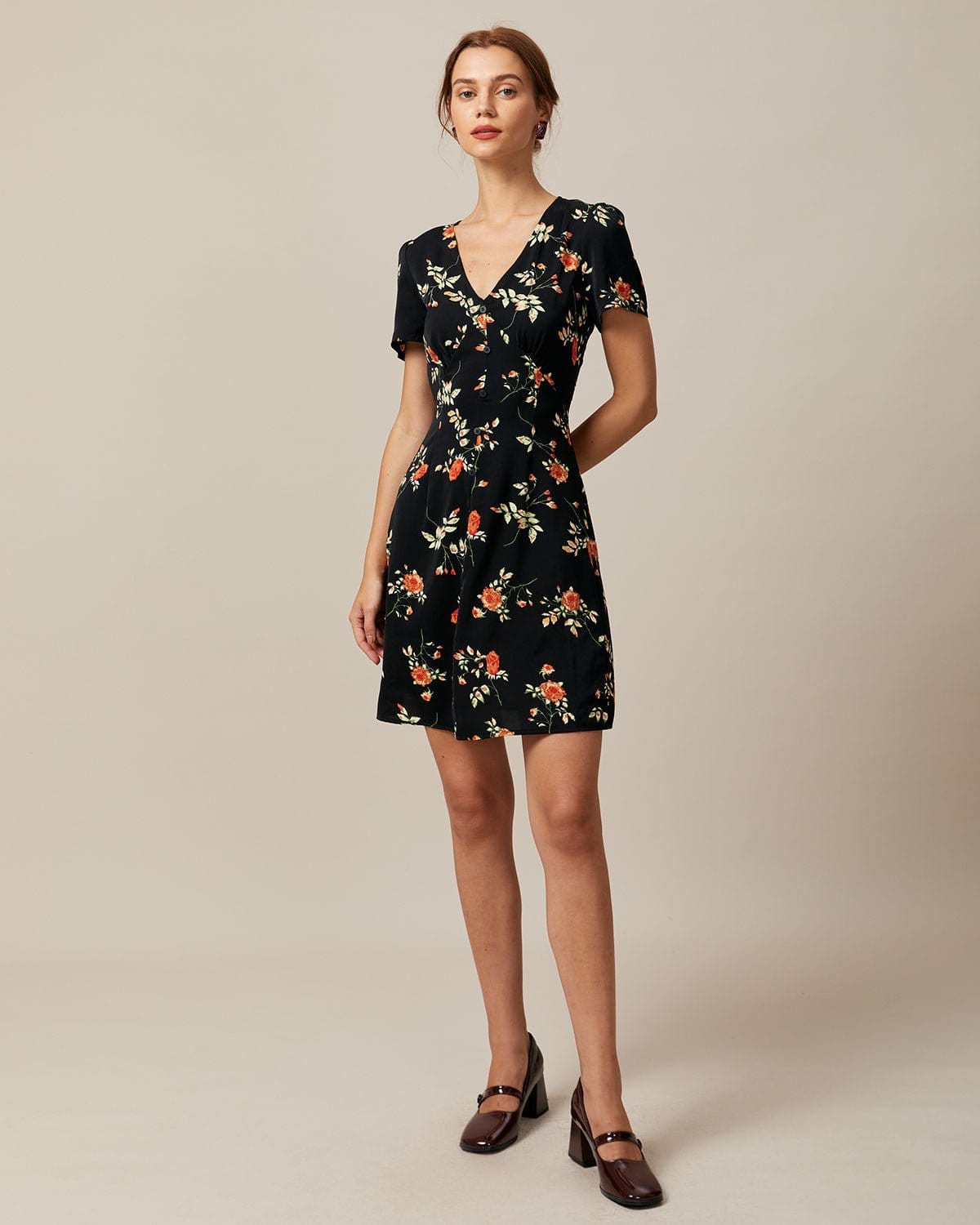 Vestido corto negro de flores con escote en V y botones