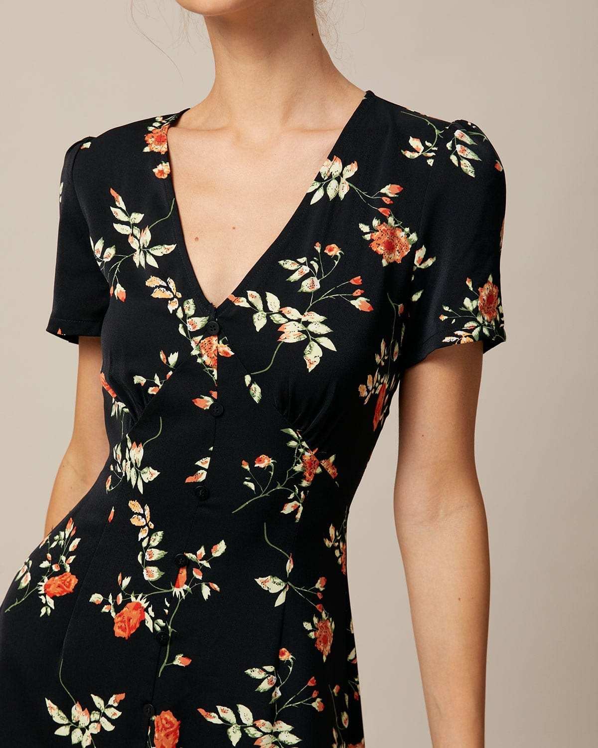 Vestido corto negro de flores con escote en V y botones