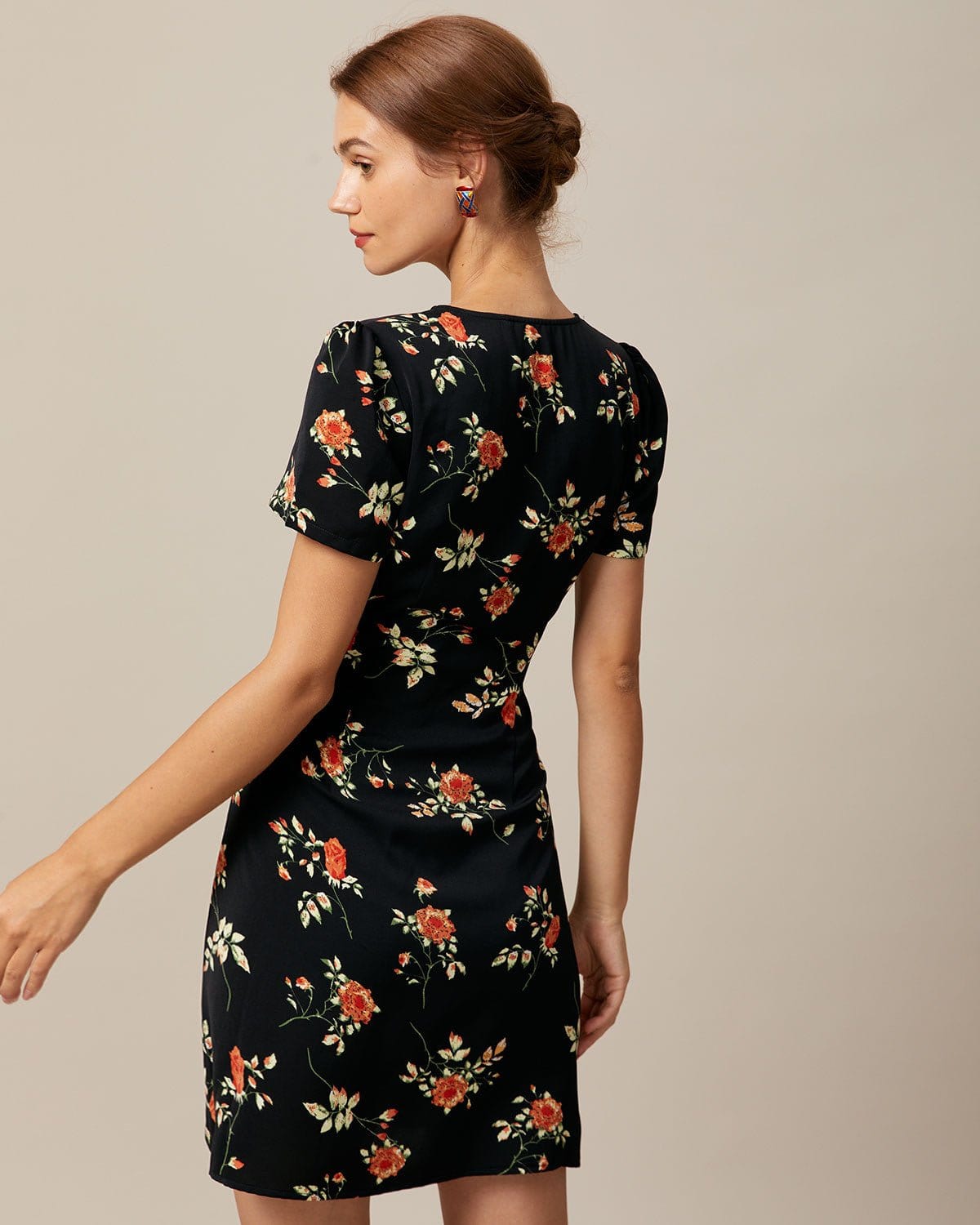 Vestido corto negro de flores con escote en V y botones