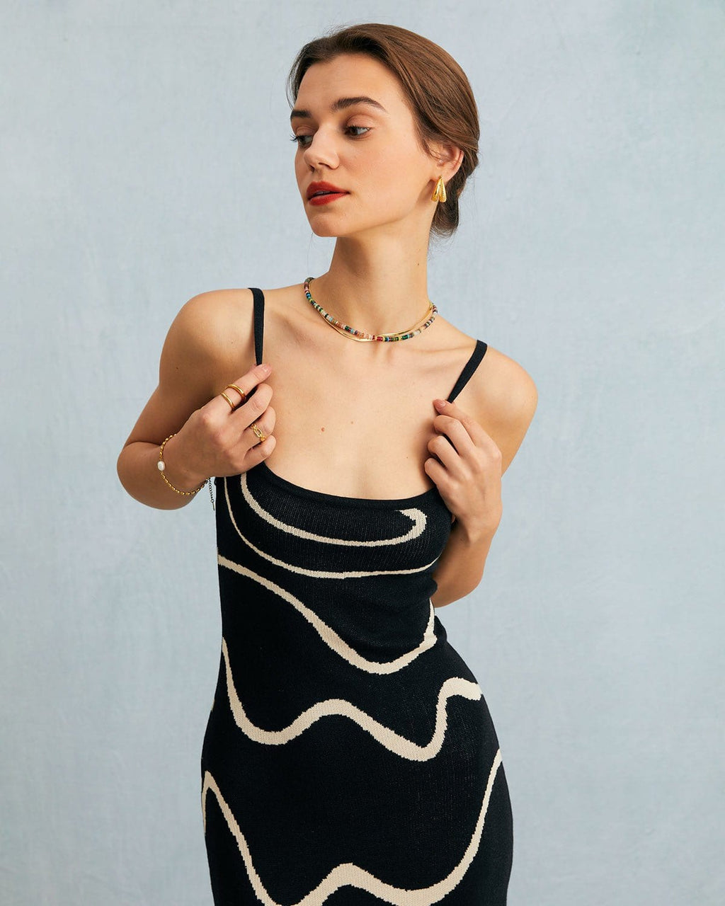 Vestido midi de punto negro con bajo sirena