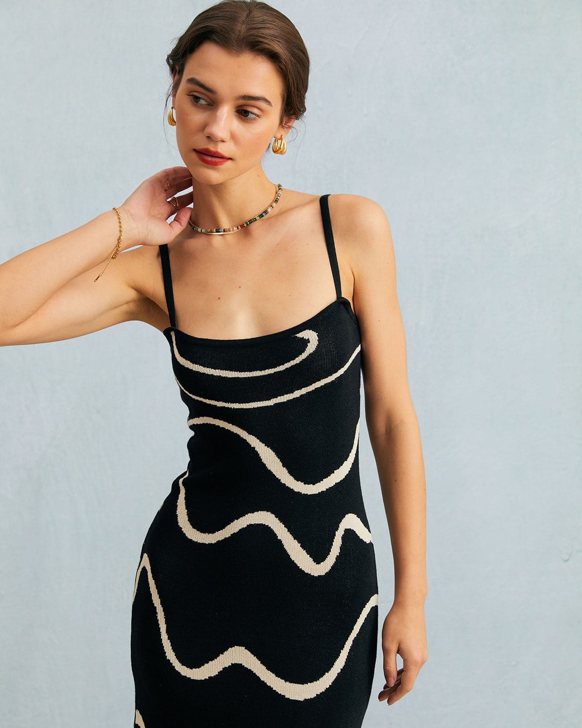 Vestido midi de punto negro con bajo sirena