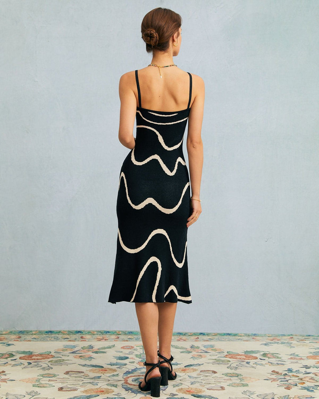 Vestido midi de punto negro con bajo sirena
