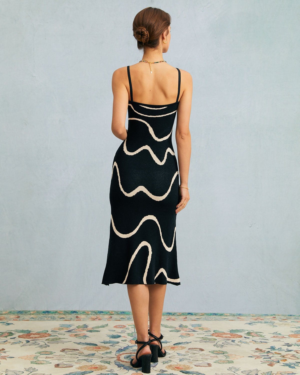 Vestido midi de punto negro con bajo sirena