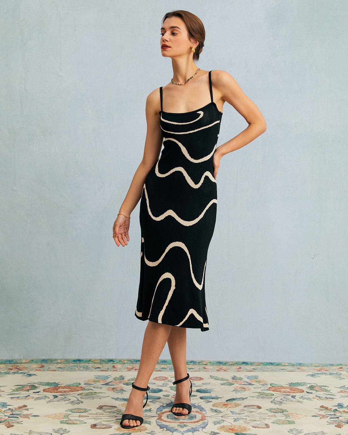 Vestido midi de punto negro con bajo sirena