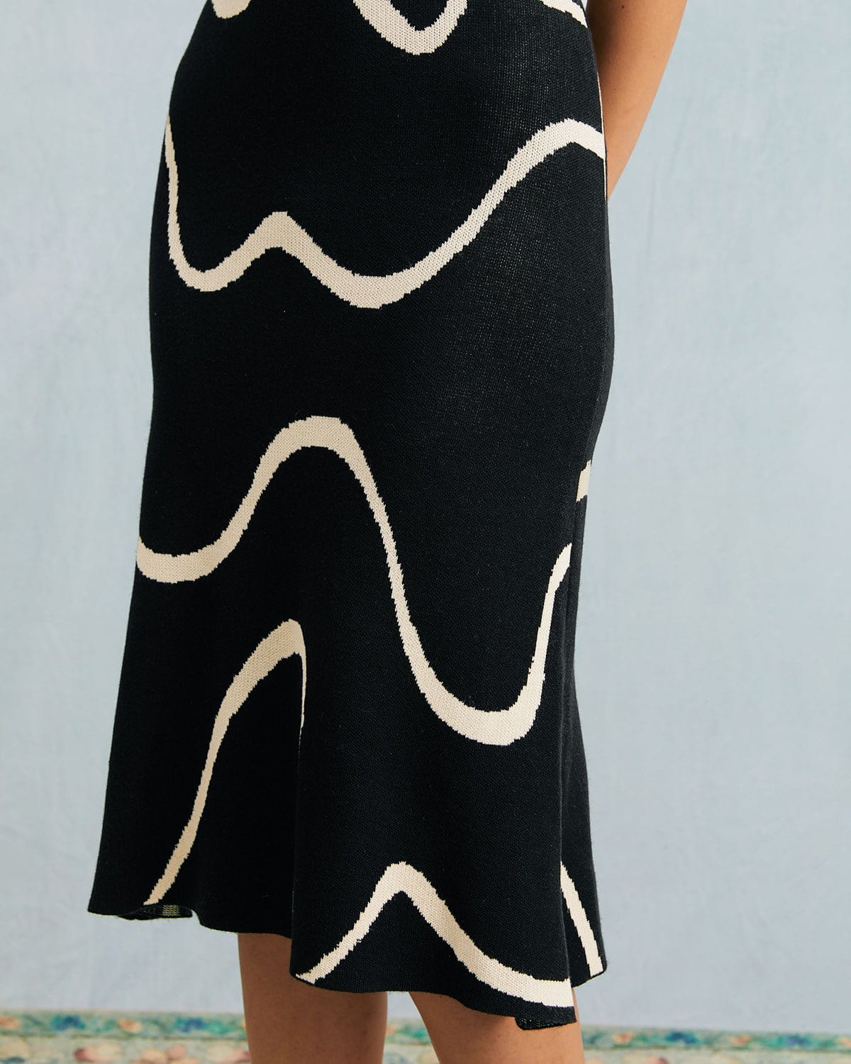 Vestido midi de punto negro con bajo sirena