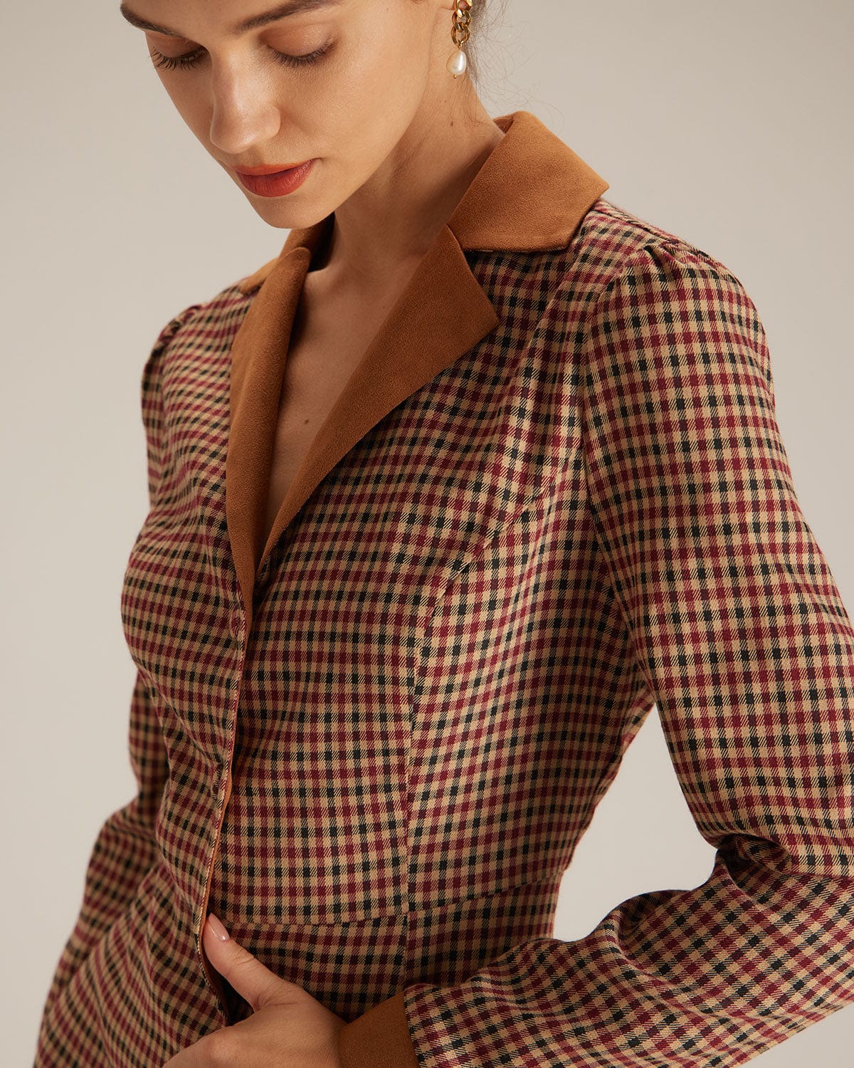 Vestido corto marrón de cuadros con paneles de ante