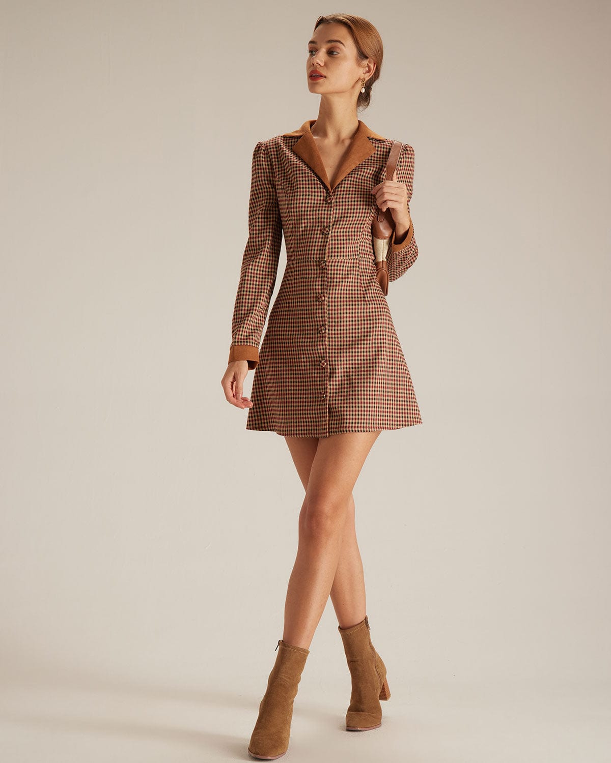 Vestido corto marrón de cuadros con paneles de ante
