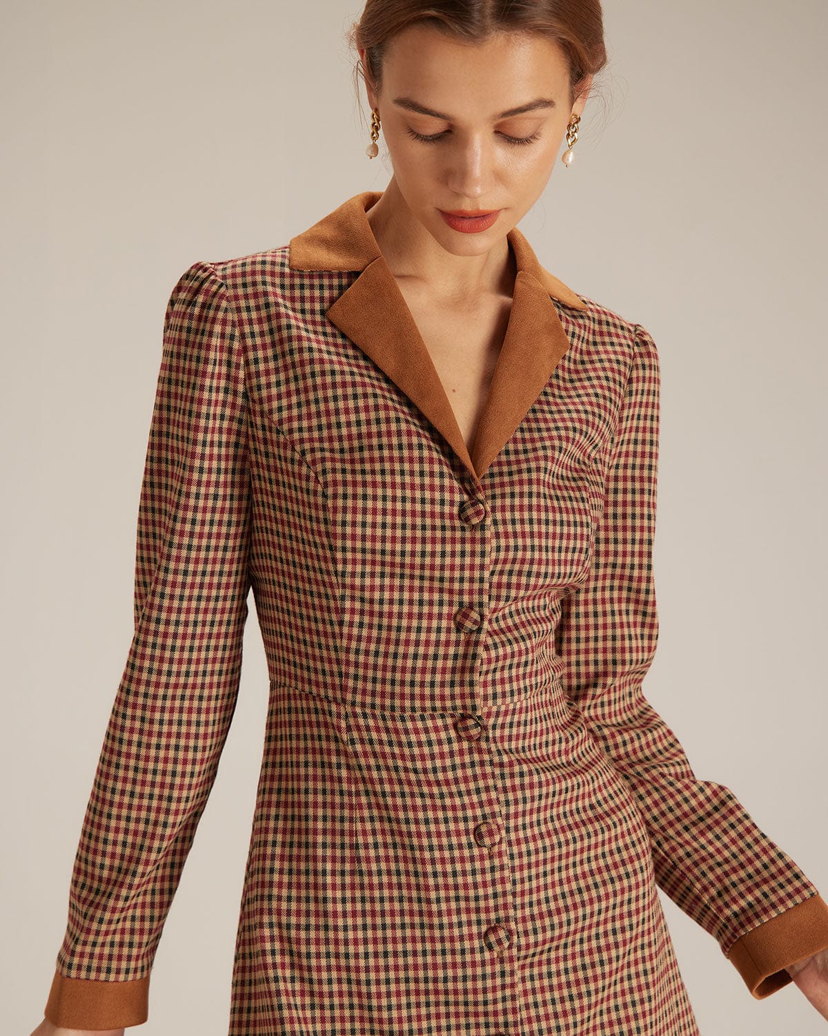 Vestido corto marrón de cuadros con paneles de ante