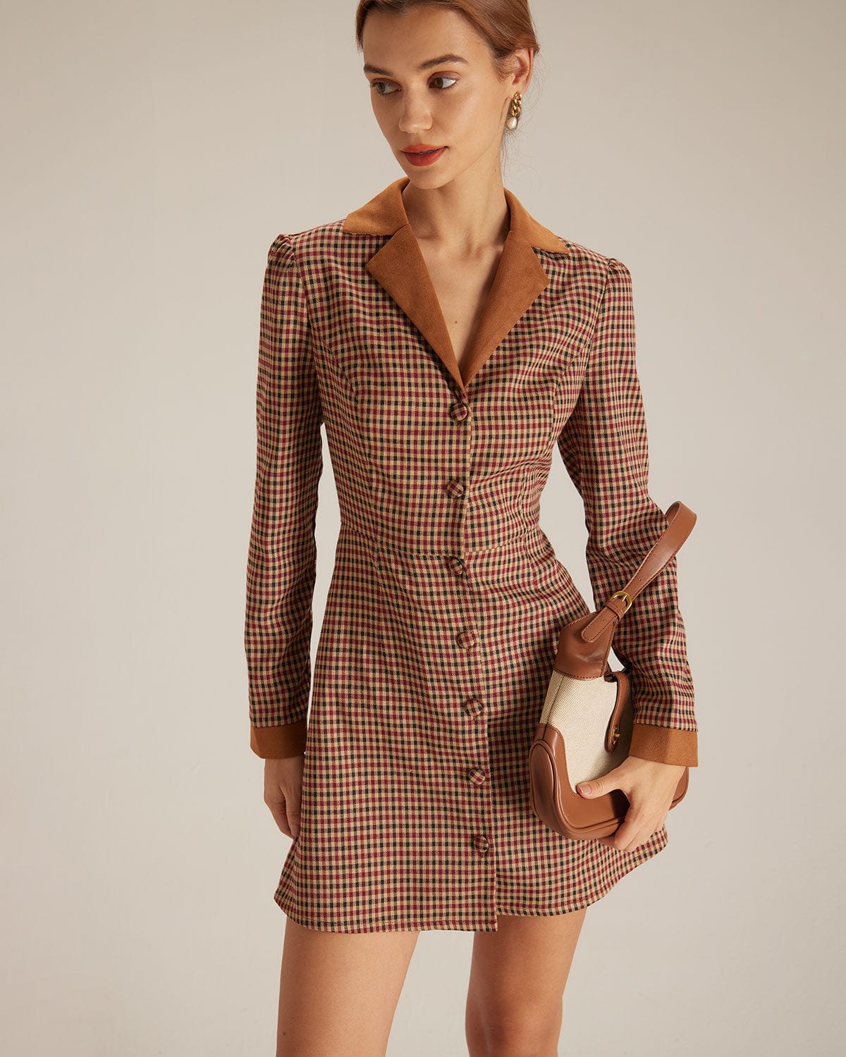 Vestido corto marrón de cuadros con paneles de ante