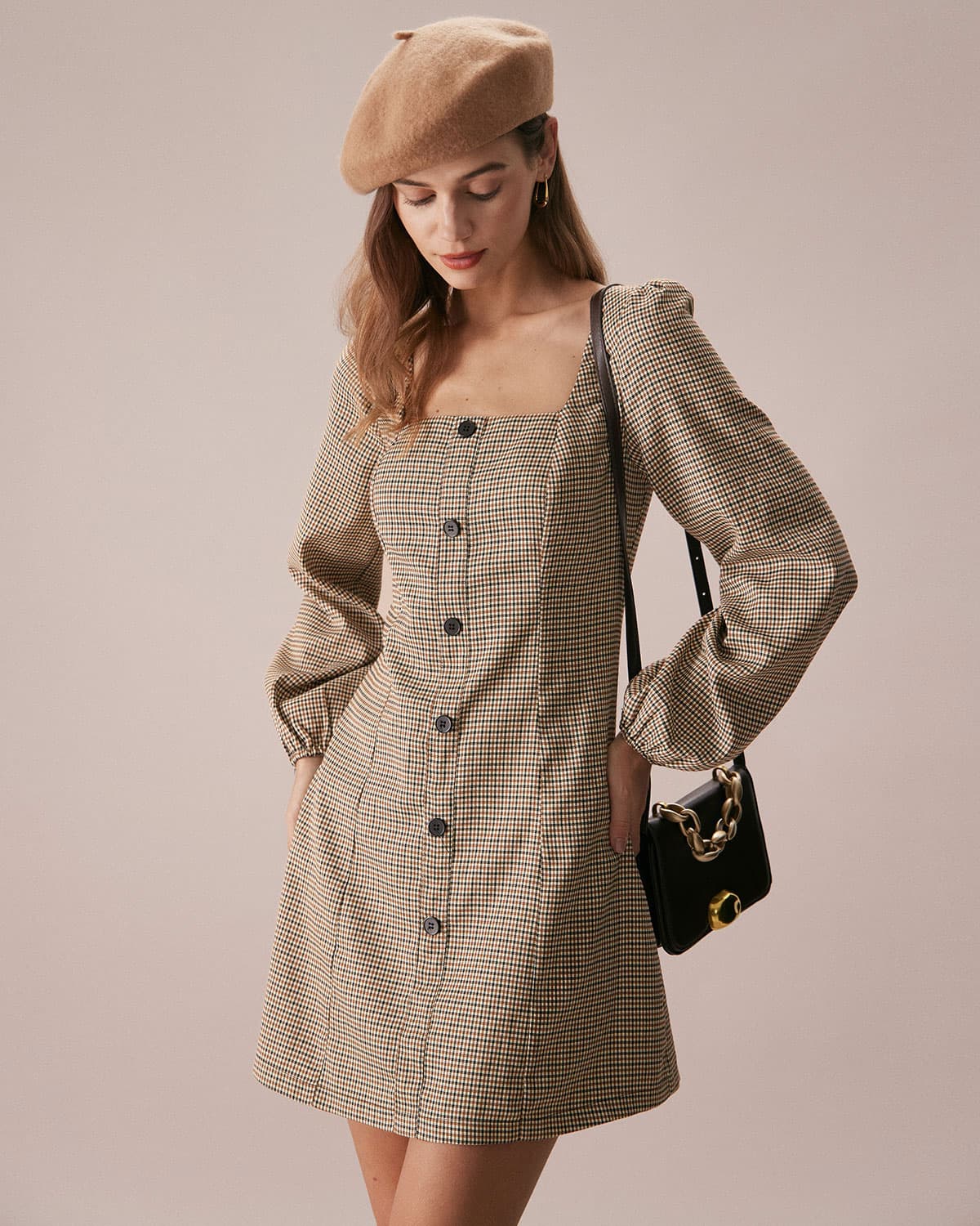 Vestido corto caqui de cuadros con escote cuadrado y botones