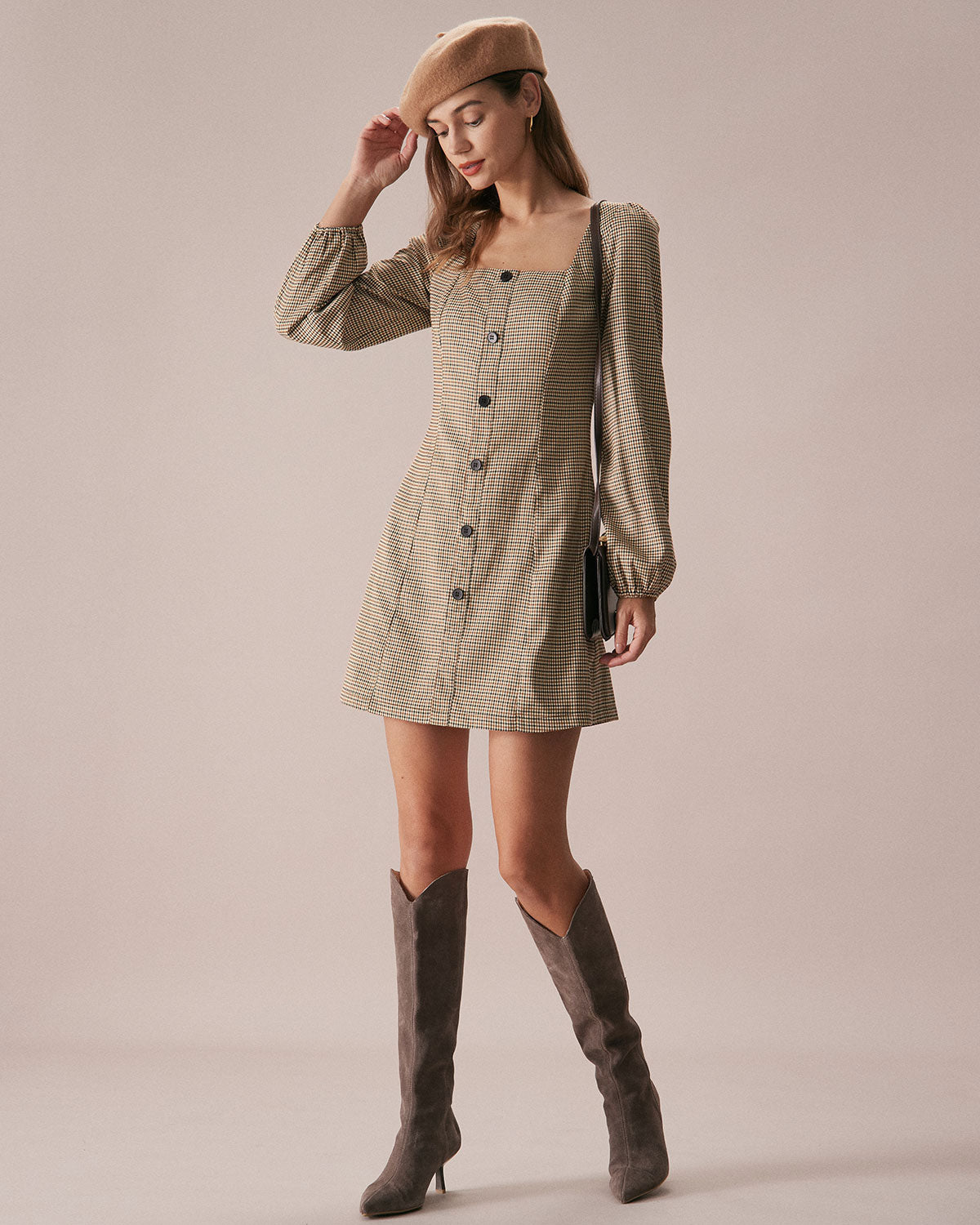 Vestido corto caqui de cuadros con escote cuadrado y botones