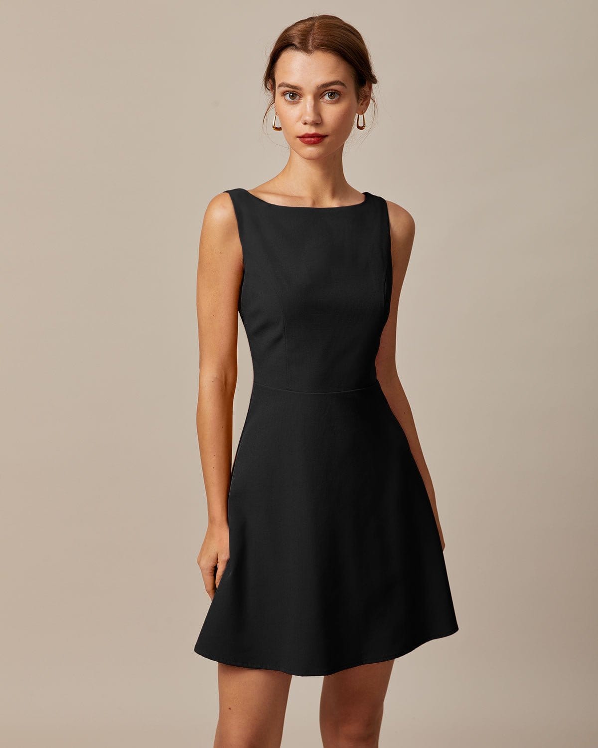 Vestido corto negro de cintura alta con escote barco