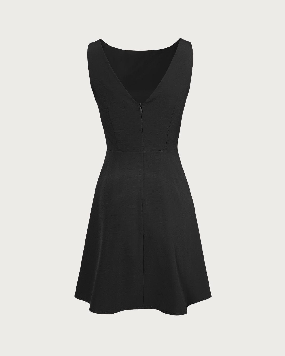 Vestido corto negro de cintura alta con escote barco
