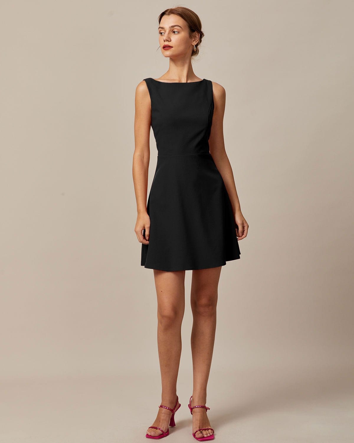 Vestido corto negro de cintura alta con escote barco