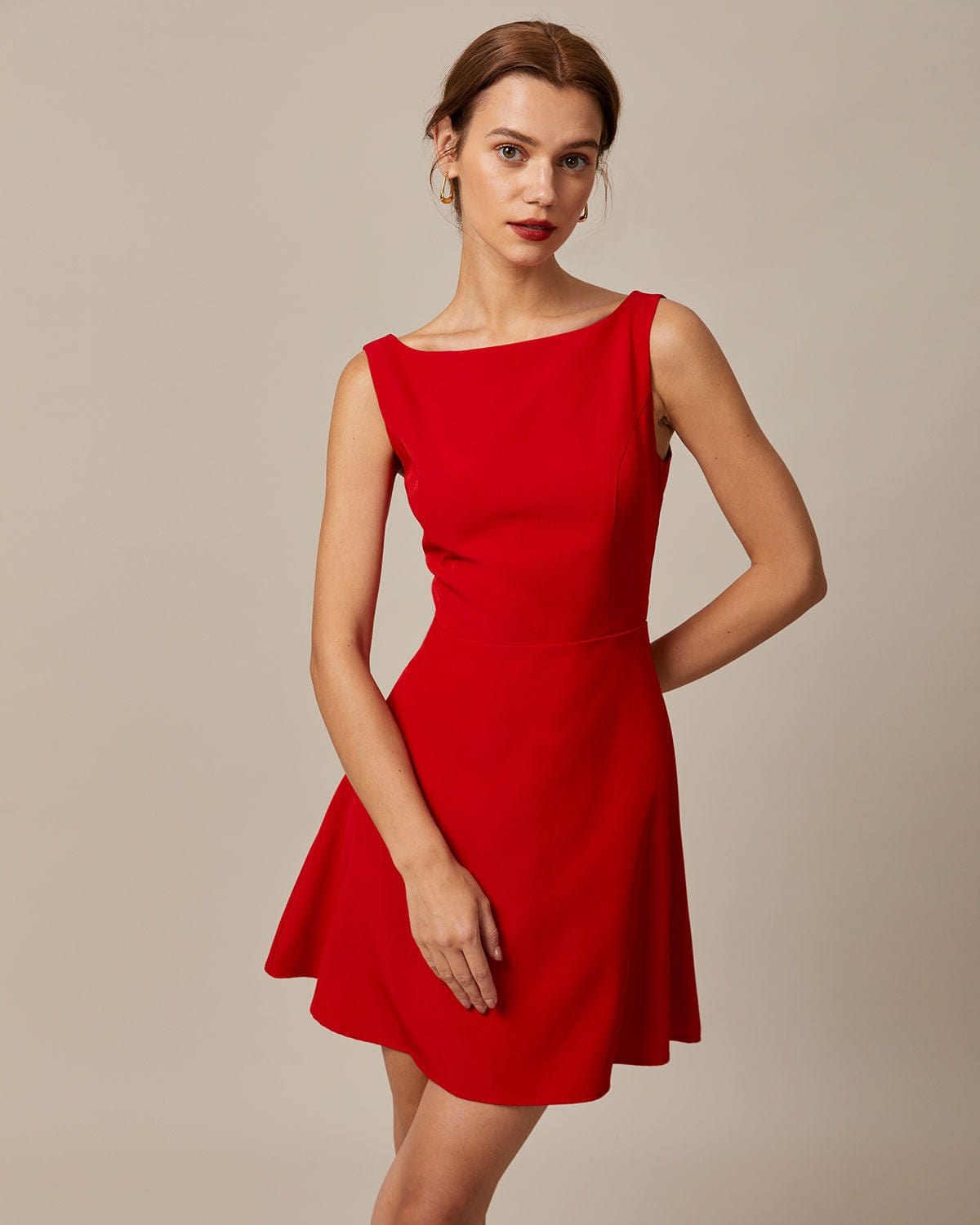 Vestido corto rojo de cintura alta con escote barco
