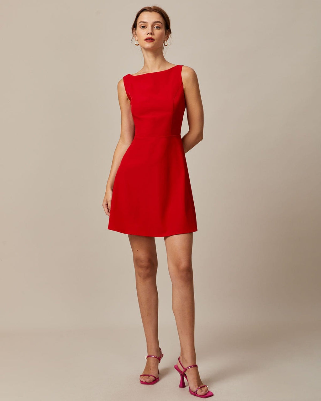 Vestido corto rojo de cintura alta con escote barco