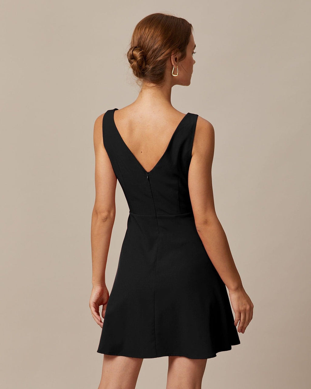 Vestido corto negro de cintura alta con escote barco