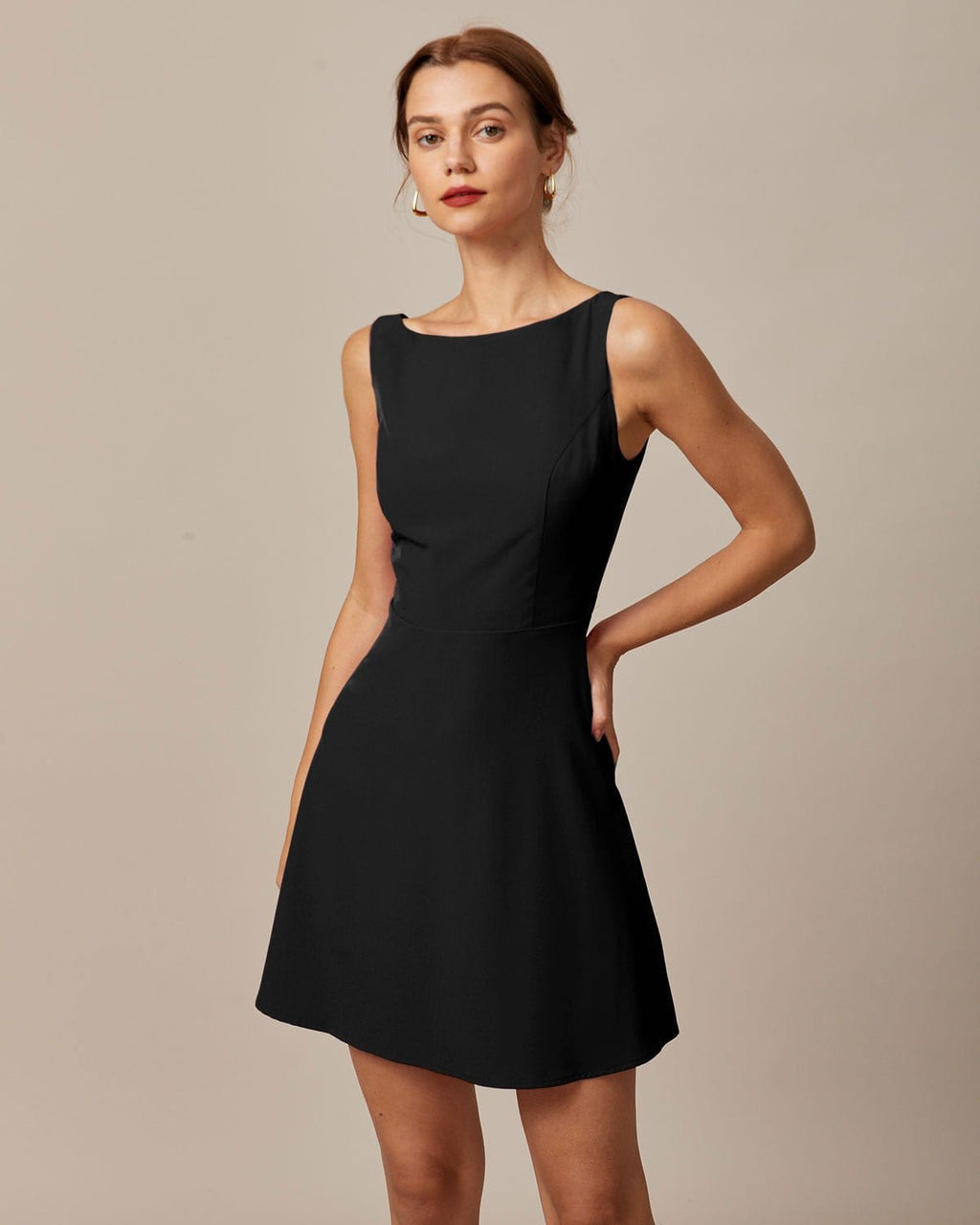 Vestido corto negro de cintura alta con escote barco