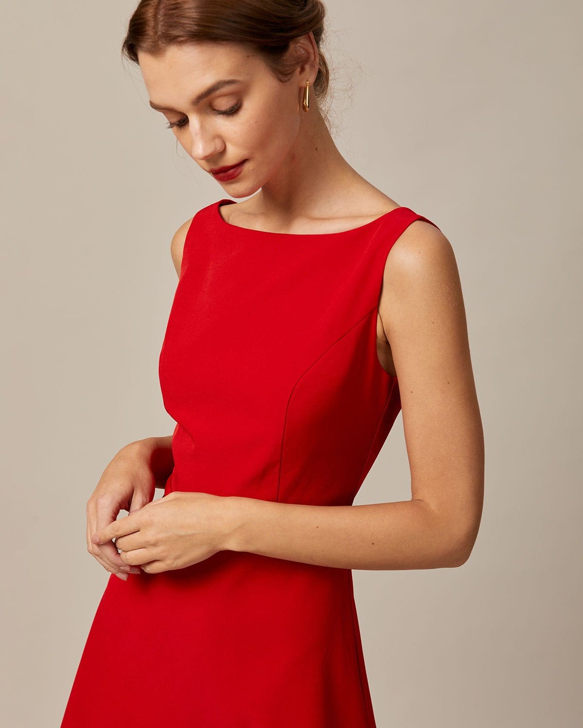 Vestido corto rojo de cintura alta con escote barco