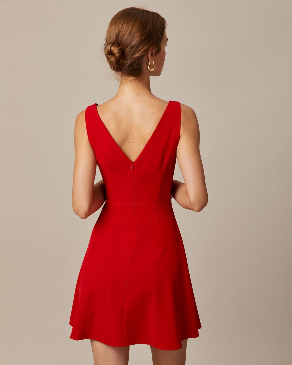 Vestido corto rojo de cintura alta con escote barco