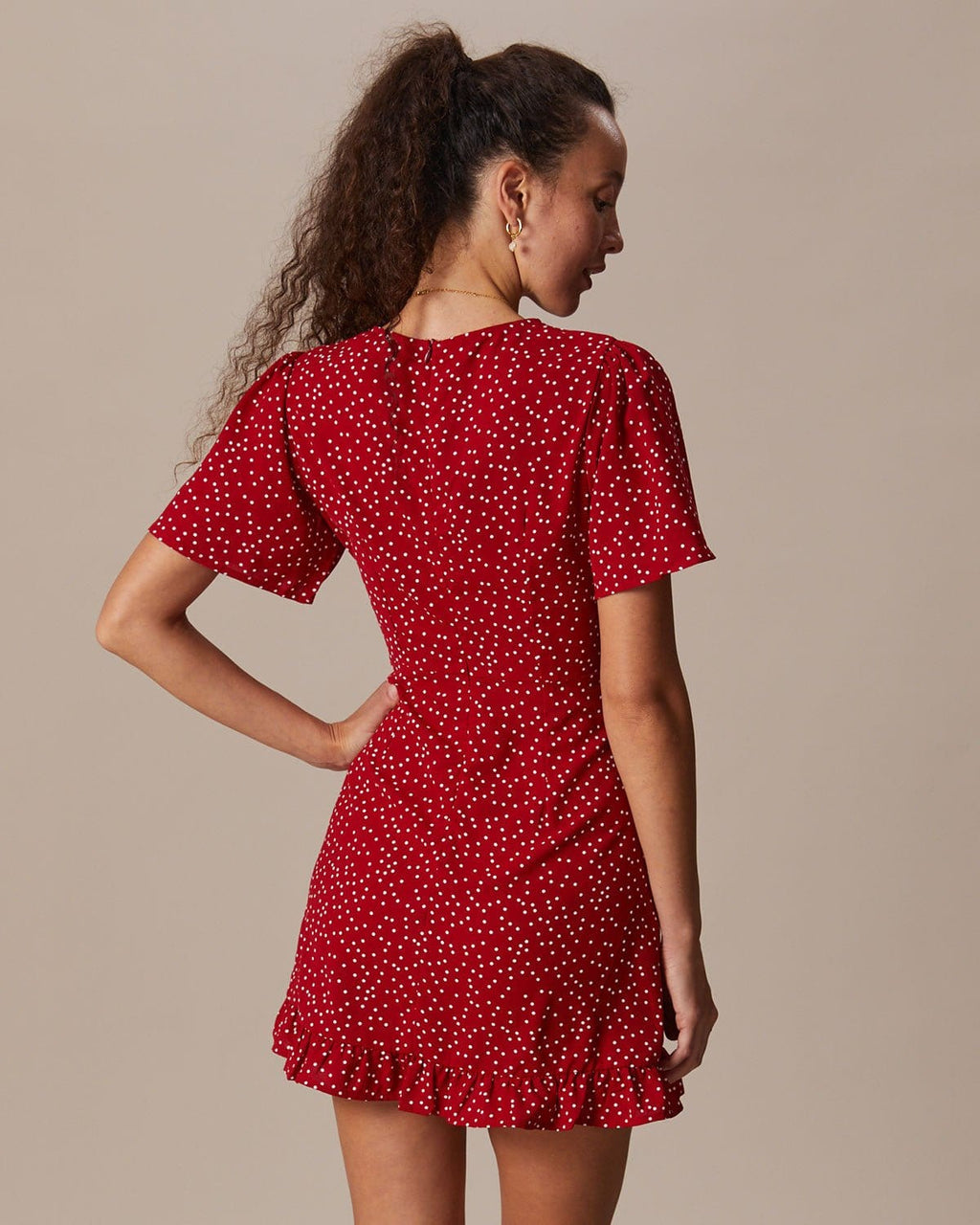 Vestido corto rojo de lunares con volante y escote en V