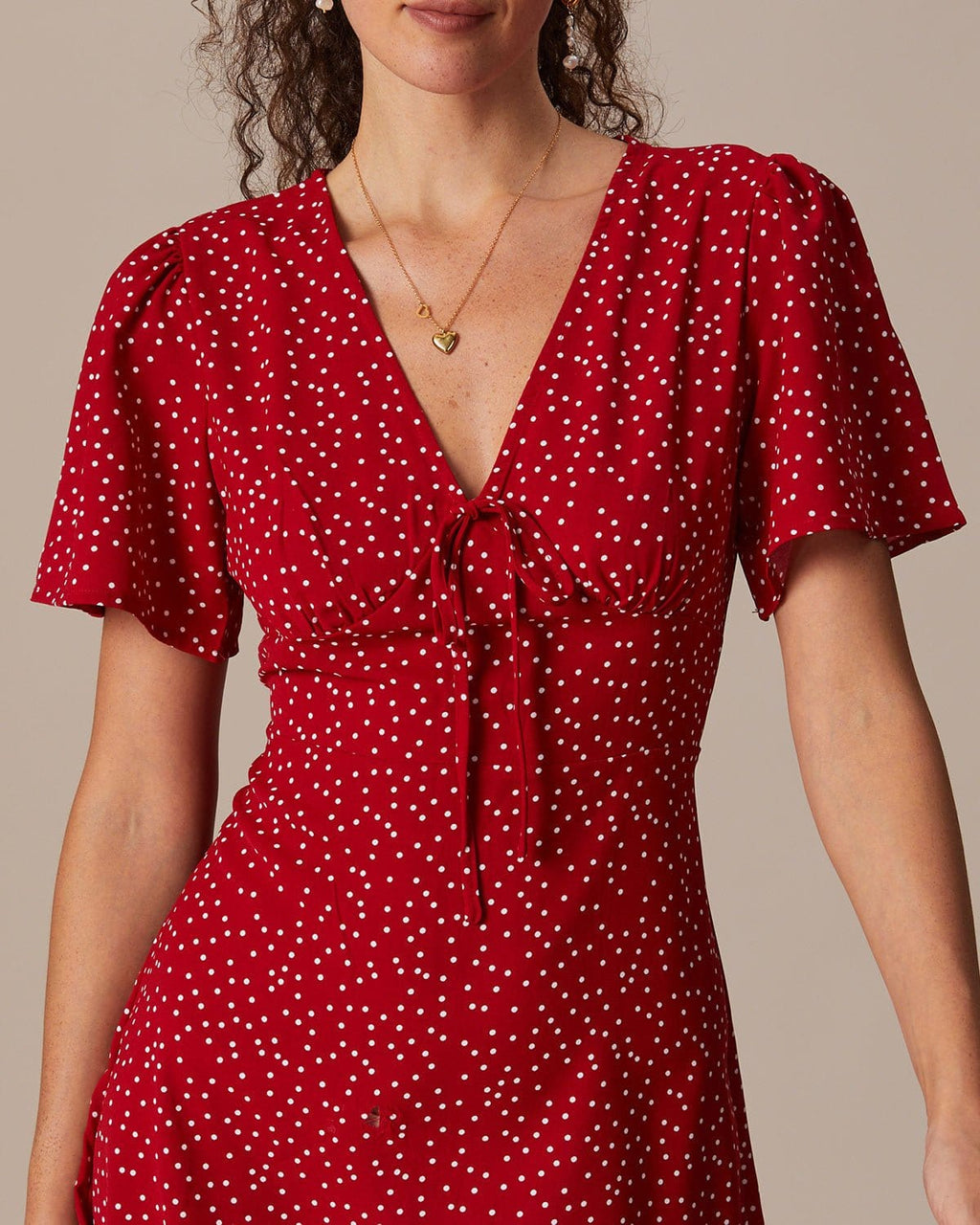 Vestido corto rojo de lunares con volante y escote en V
