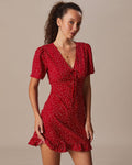 Vestido corto rojo de lunares con volante y escote en V