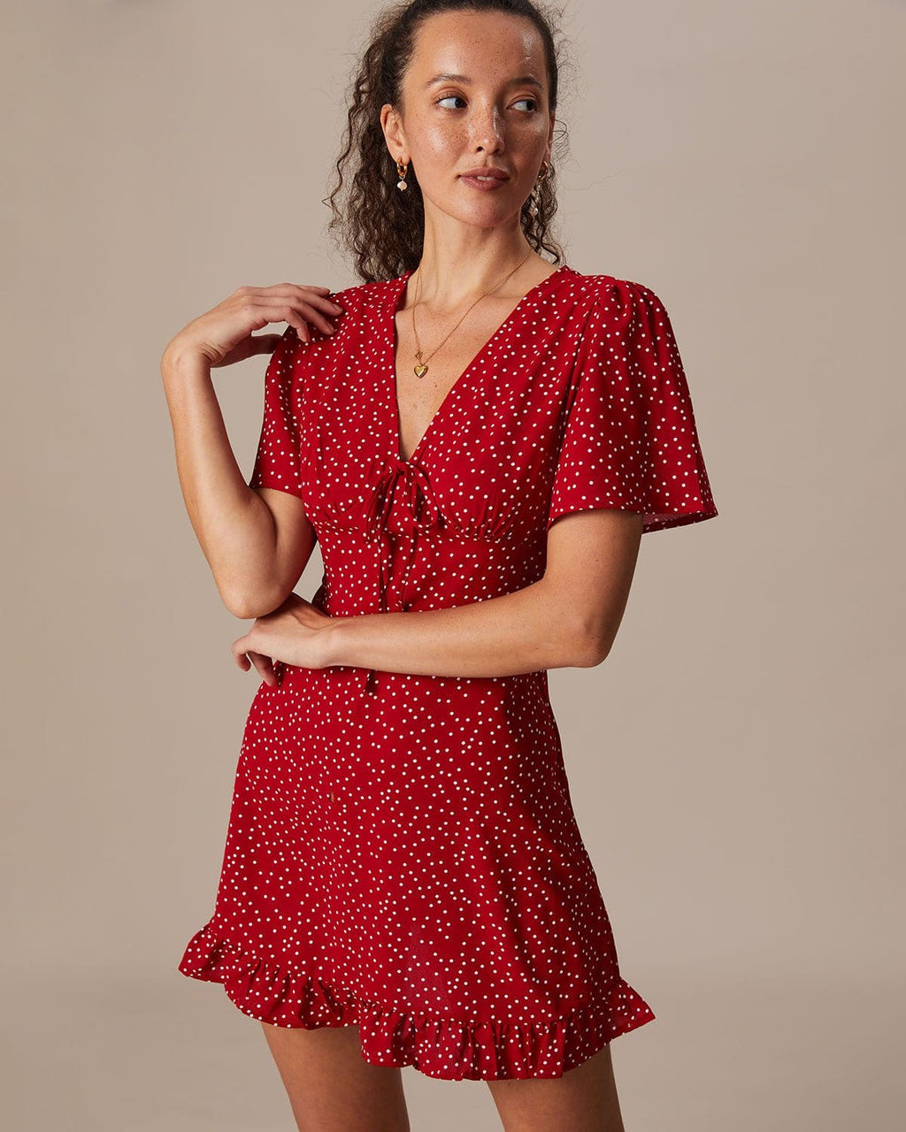 Vestido corto rojo de lunares con volante y escote en V
