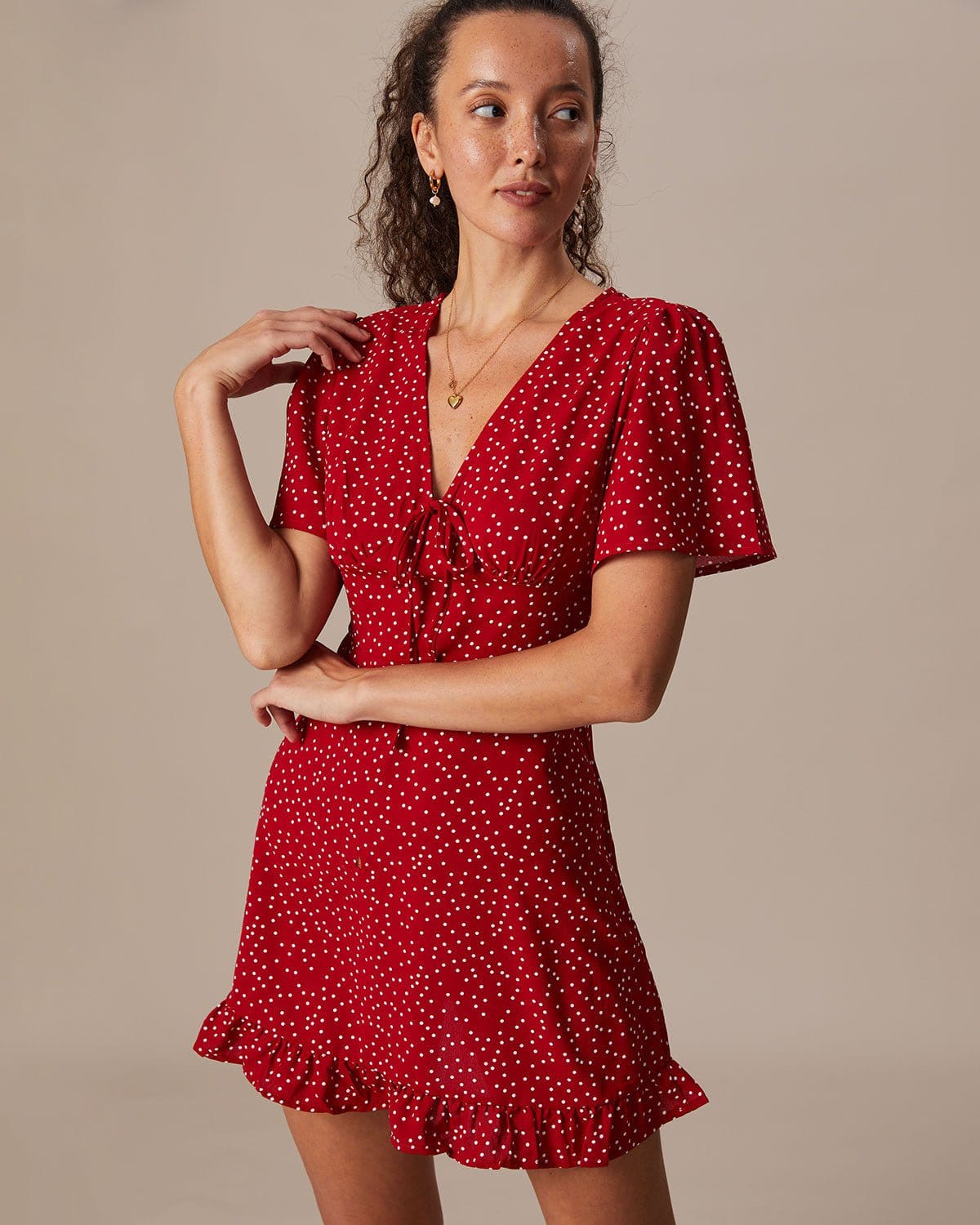 Vestido corto rojo de lunares con volante y escote en V