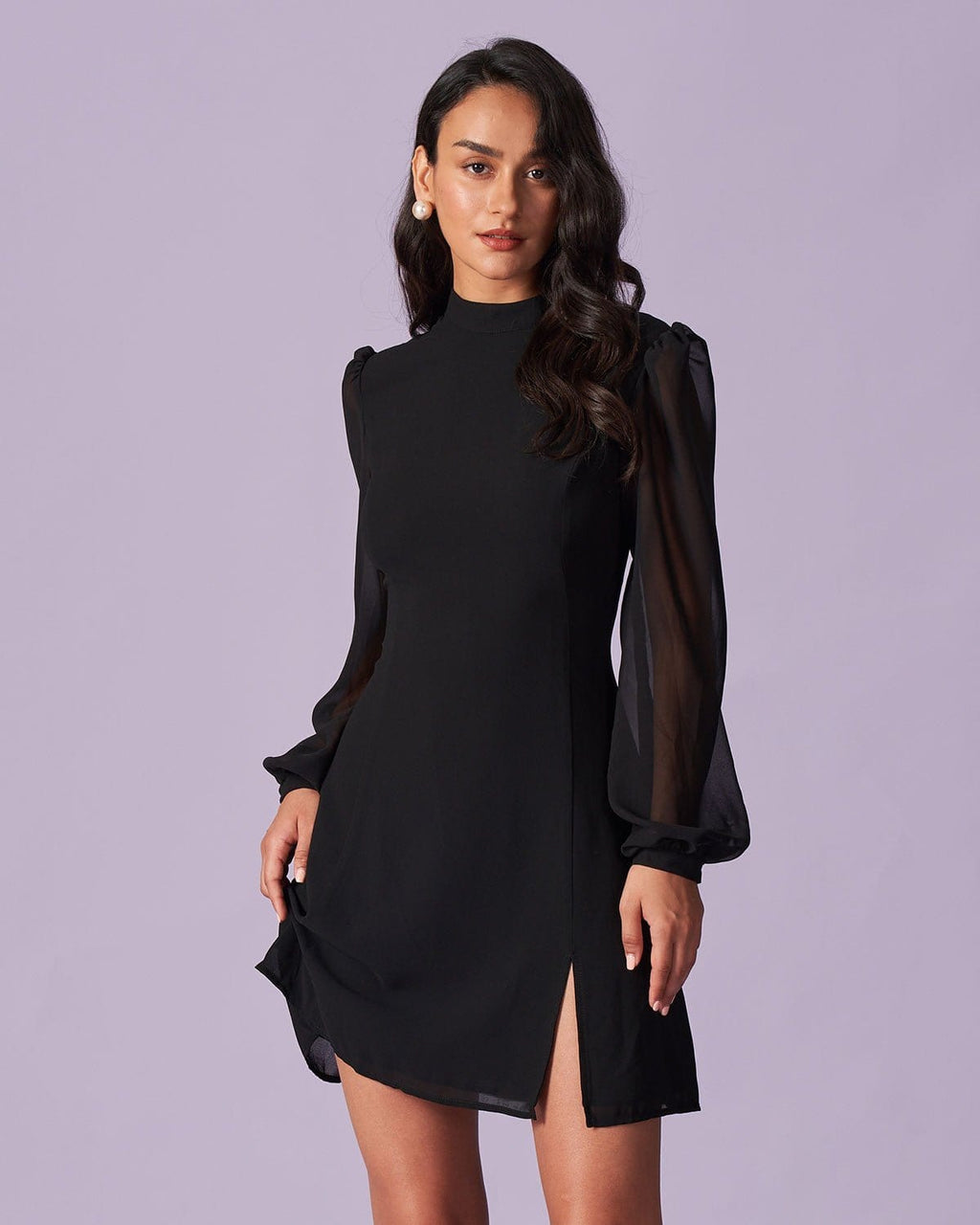 Vestido corto negro de transparencias con cuello alto y abertura