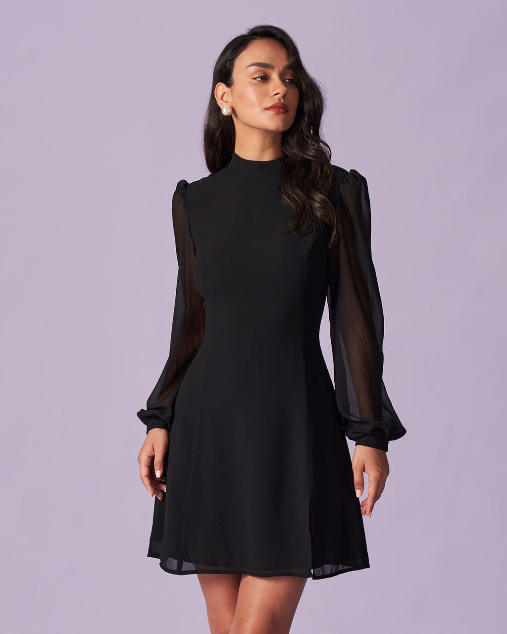 Vestido corto negro de transparencias con cuello alto y abertura