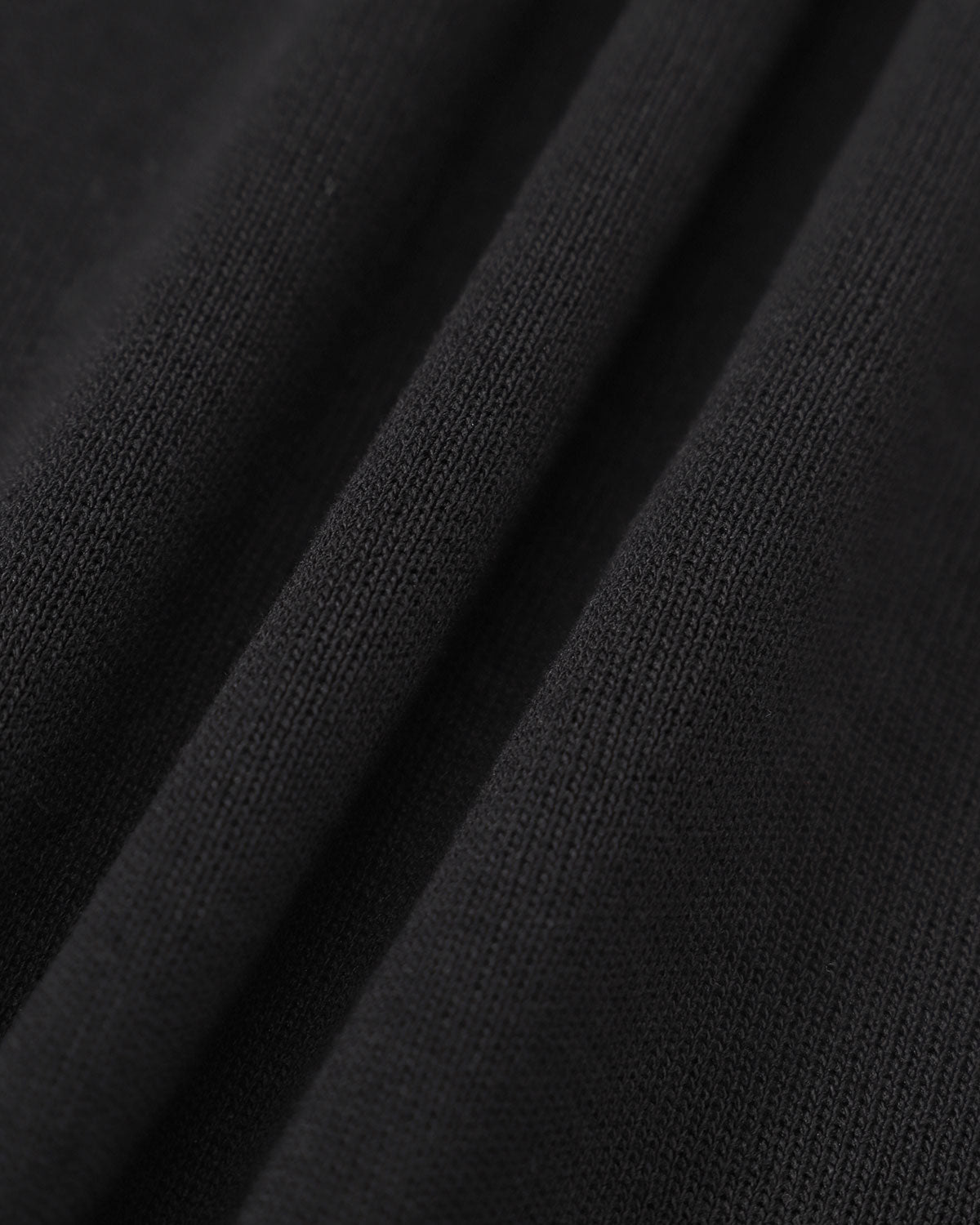 Vestido corto negro de punto con detalles en contraste
