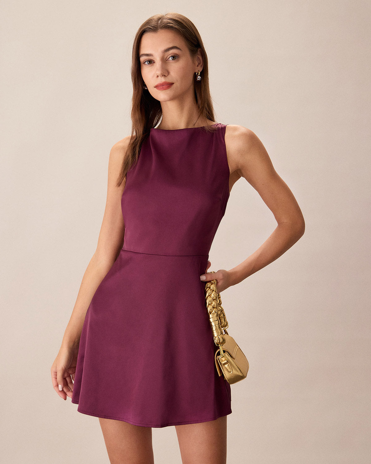 Vestido corto morado sin mangas con escote barco