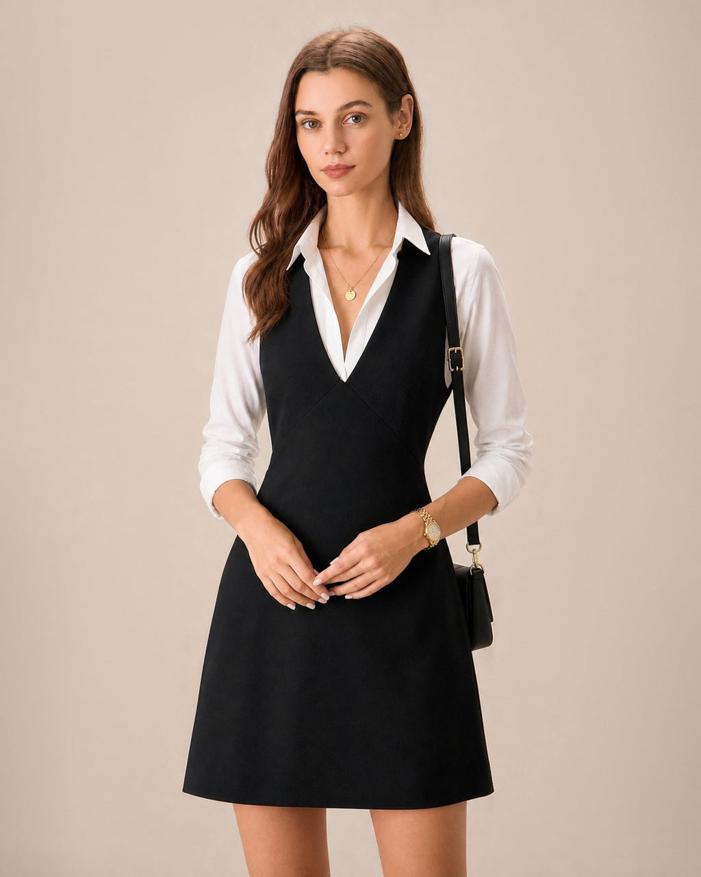 Vestido corto negro sin mangas con escote en V